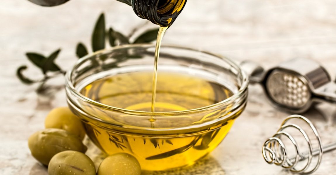 Importação de azeite de oliva: Azeite de oliva sobre a mesa.